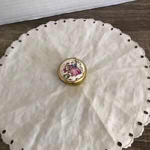 Vtg Victorian Courtyard Scene Travel Pill Box